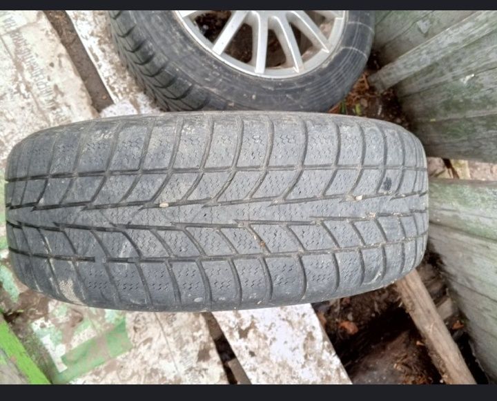 Продам пару шин з дисками