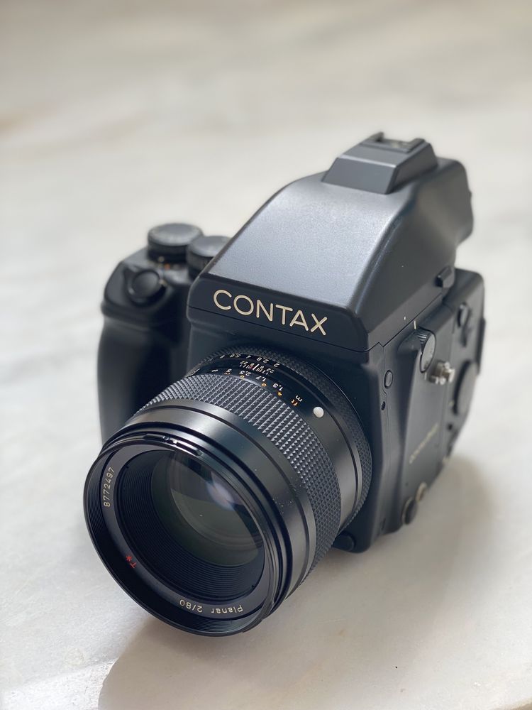 Contax 645 +  carl zeiss planar 80m F2