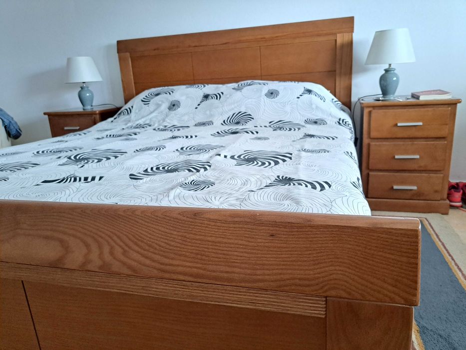 Quarto casal completo, colchão 195 x 160, comoda, 2 mesas, em madeira