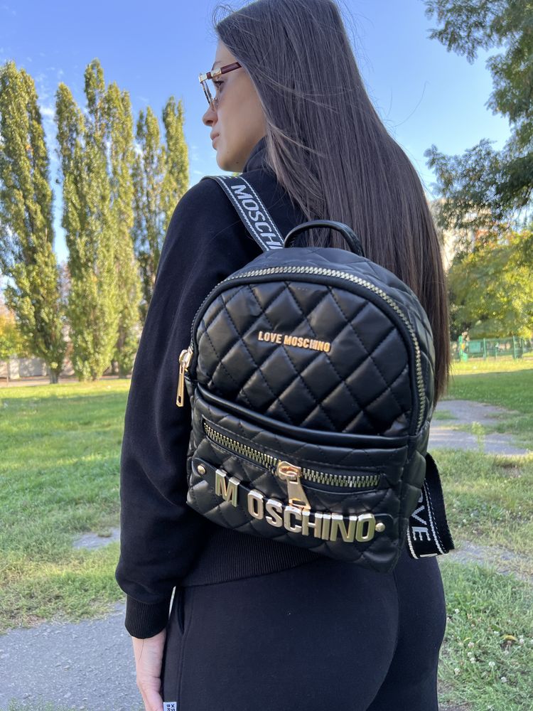 Рюкзак пуфер в стилі Moschino чорного кольору