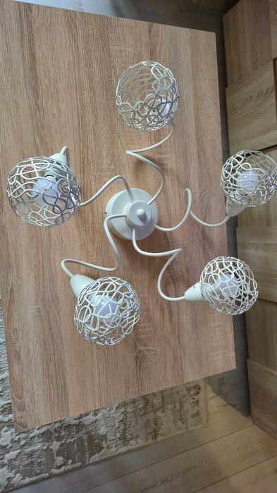 biała lampa do salonu