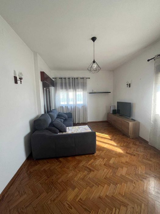 Moradia T4 na Marinha Grande com barracão e anexos