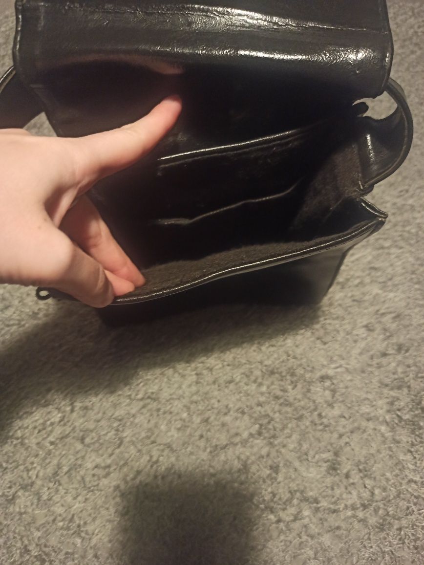 Czarna torebka do ręki