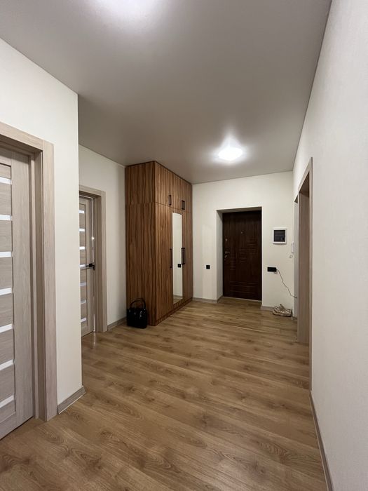 Продається простора 3 кім. пл.105 м2. Постанови.