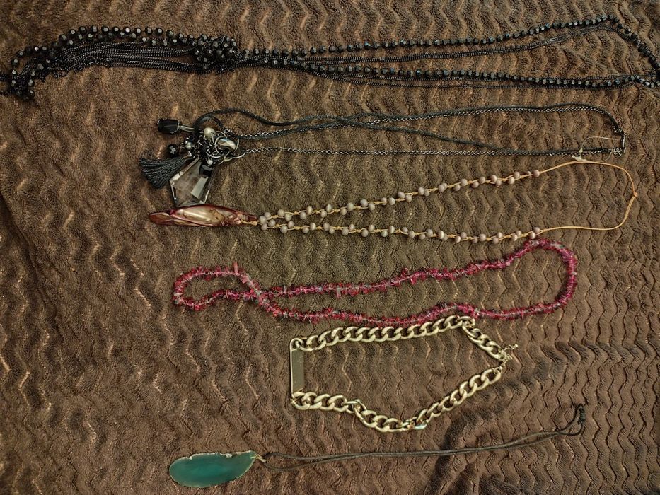 Saco de colares e fios