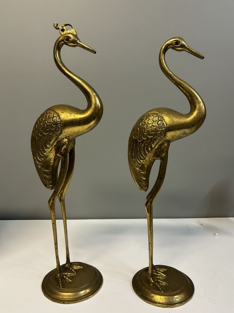 Aves e jarra em metal
