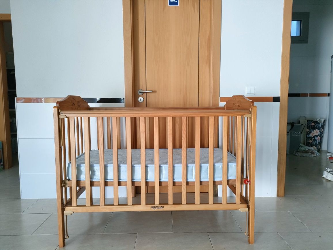 Cama para bebé em bom estado