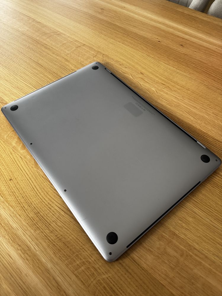 Piękny Macbook Pro 15 cali i7 16GB 1TB SSD Radeon Pro