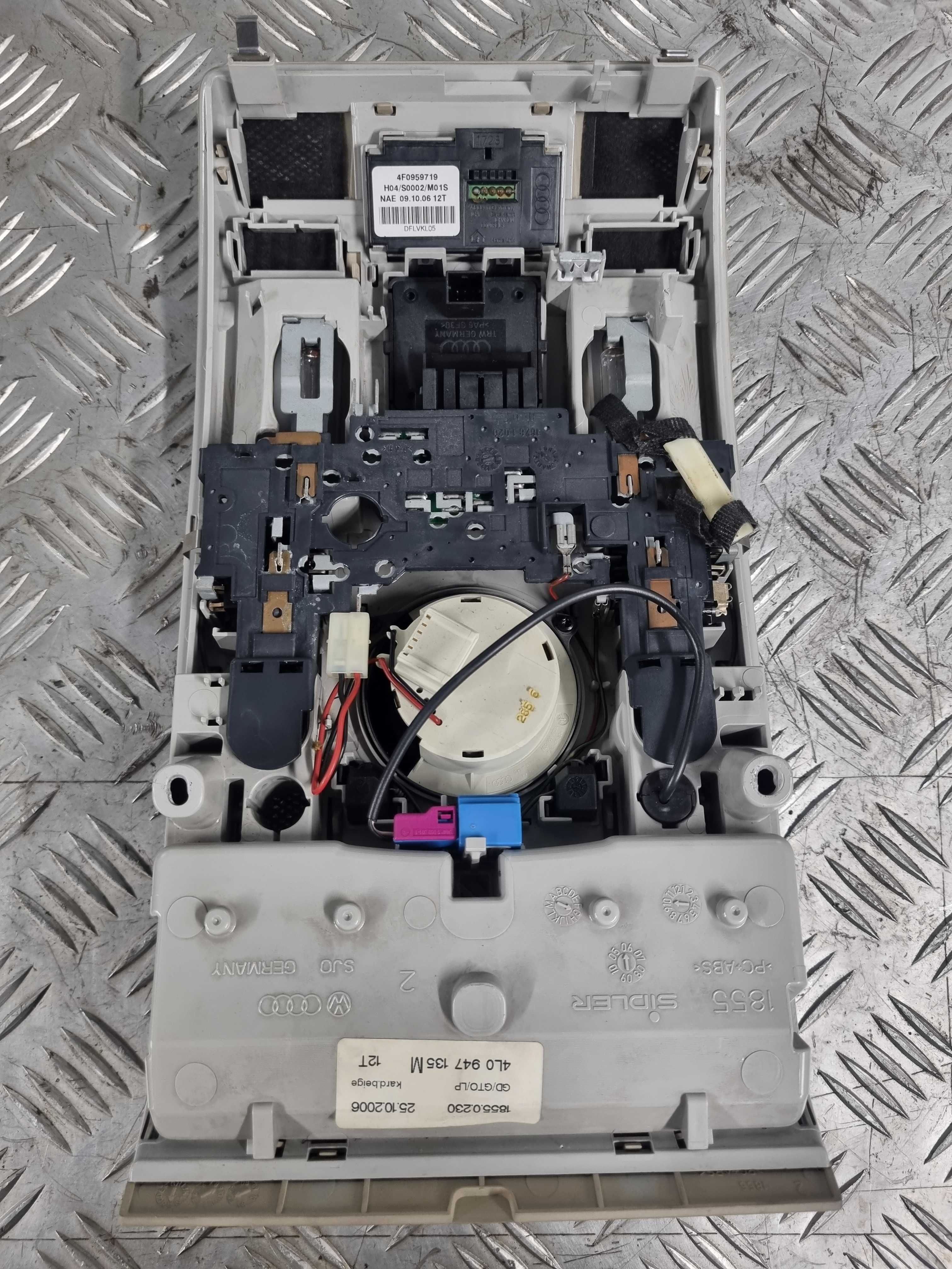 Lampka podsufitki schowek Audi Q7 4L