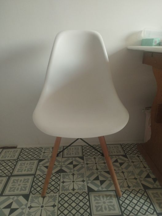 Białe plastikowe krzesło
