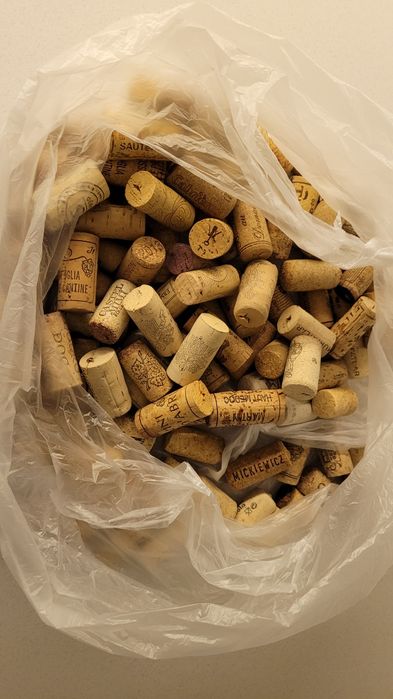 Korki po winie ponad  100 szt