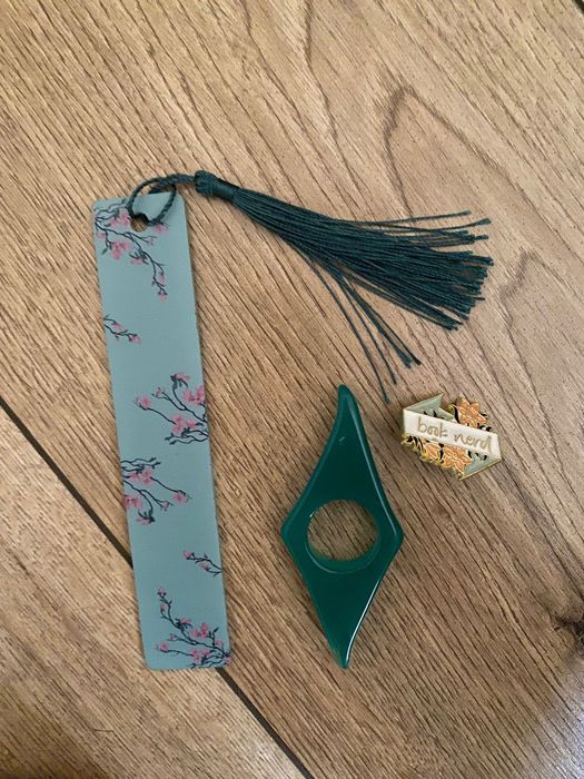 Манга «Ательє чаклунських капелюхів» Том 1 з різними додатками