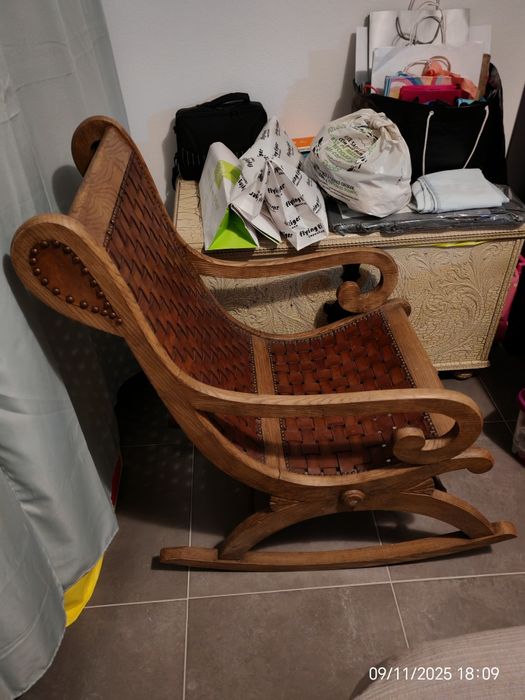 Cadeira baloiço em madeira