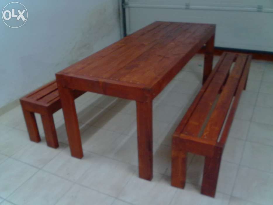 Conjunto de mesa e bancos