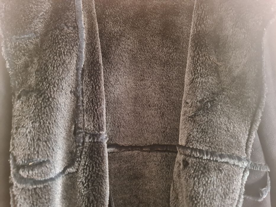 Casaco preto de pêlo por dentro