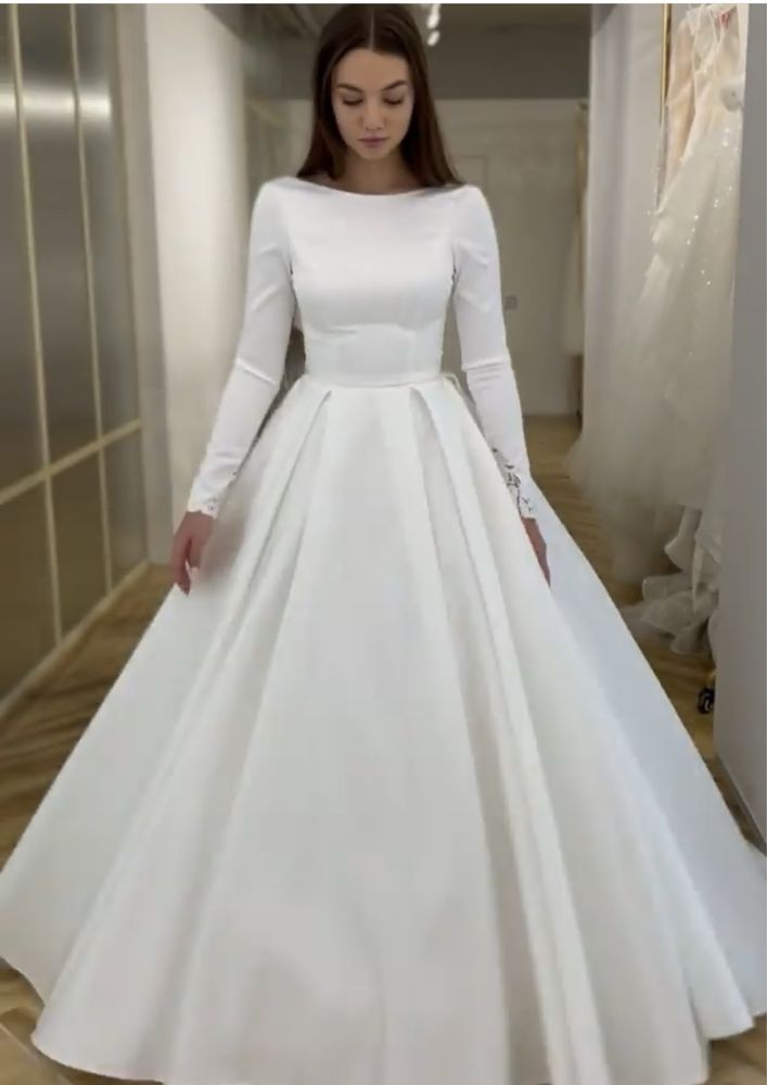 Весільна атласна сукня