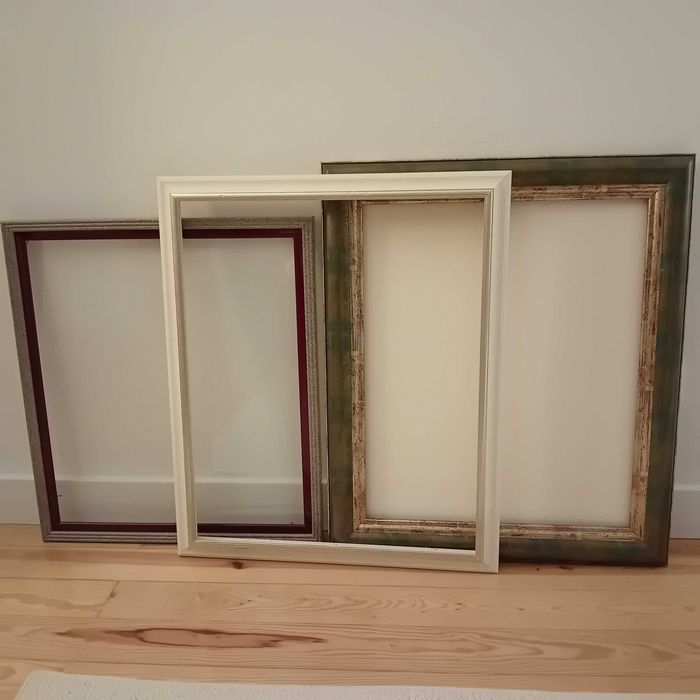 3 Molduras, 1 verde dourada, outra dupla em tons bordô e outra branca