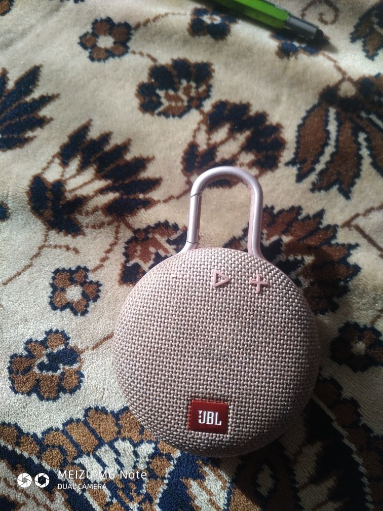 продам блютуз колонку JBL