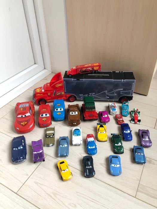 Машинки Молнія Макквін і його друзі різні