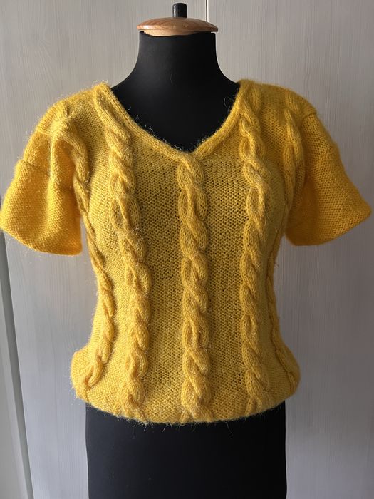 Светр жіночий жовтий з коротким рукавом