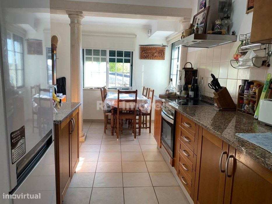 Moradia T1 de 2 pisos com logradouro, nos Riachos