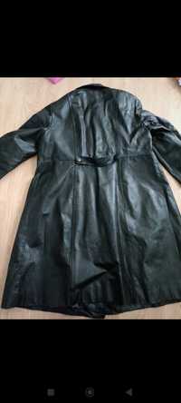 Czarny płaszcz skórzany