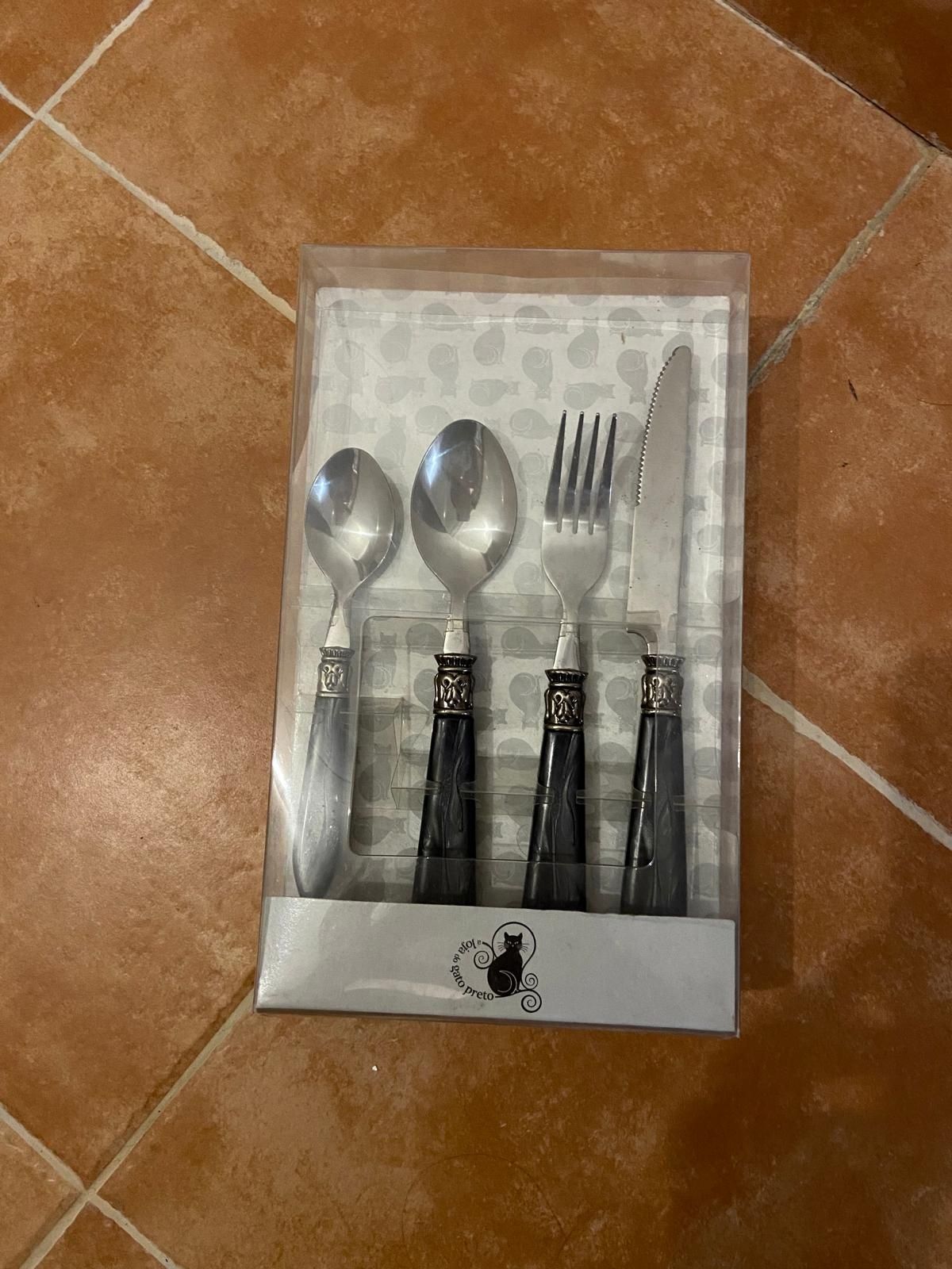 Talheres novos na caixa