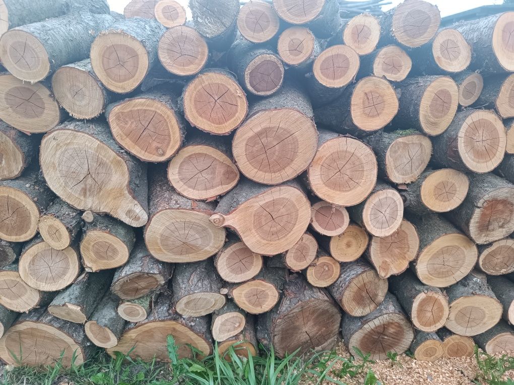 Drewno opałowe układane