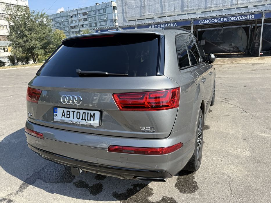 Ауди Q7 3 л бензи в хорошем состояние