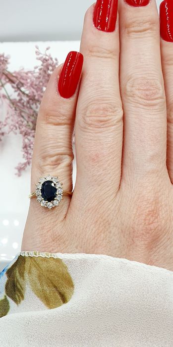 Złoty pierścionek z Szafirem I Diamentami 750