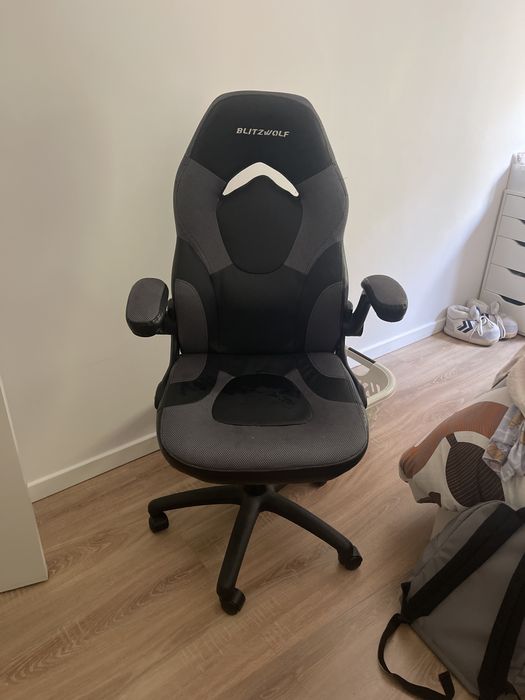 Cadeira Gaming preta e cinza