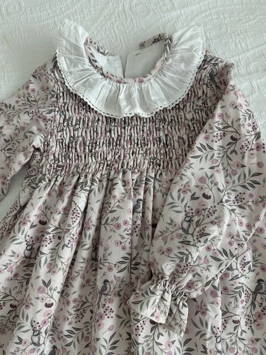 Vestido em tecido floral, com favos, forrado. Pukatuka. 4 anos