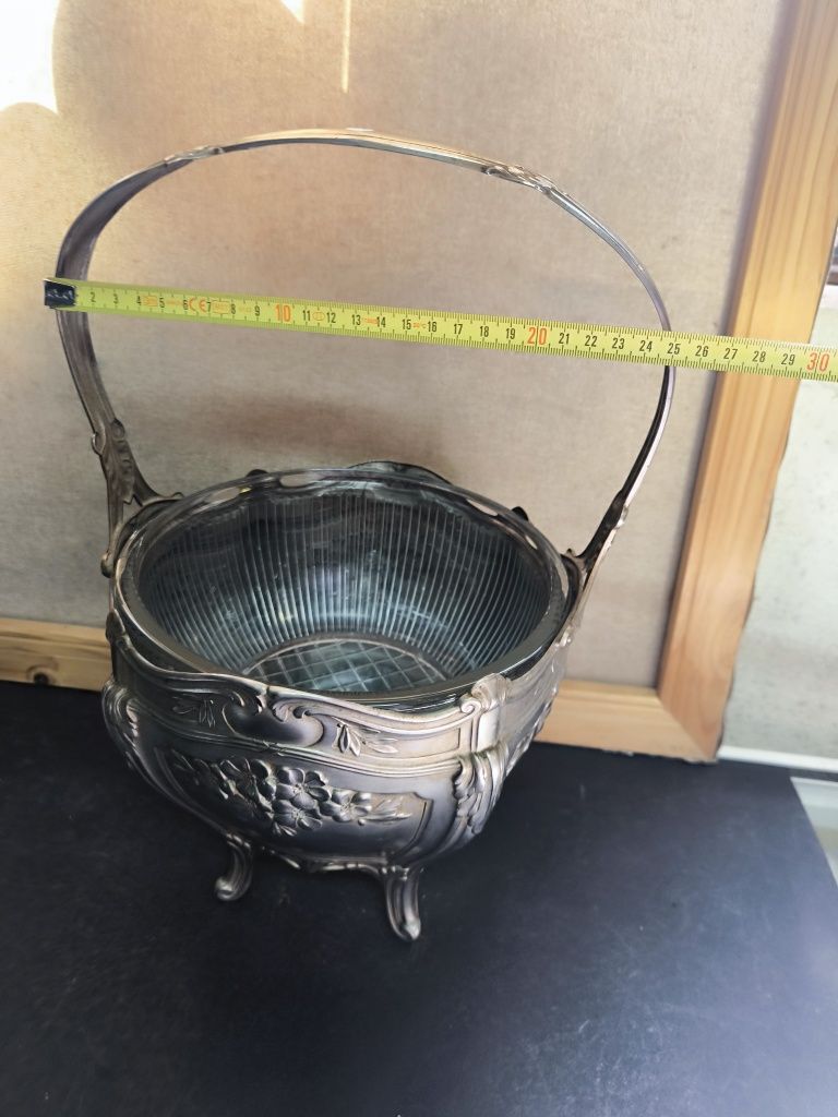 Cesta antiga de estanho prateada