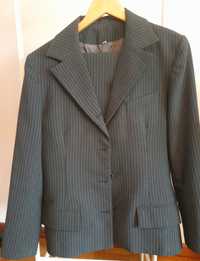 Fato:casaco e calças cinzento escuro comrisca cinzenta