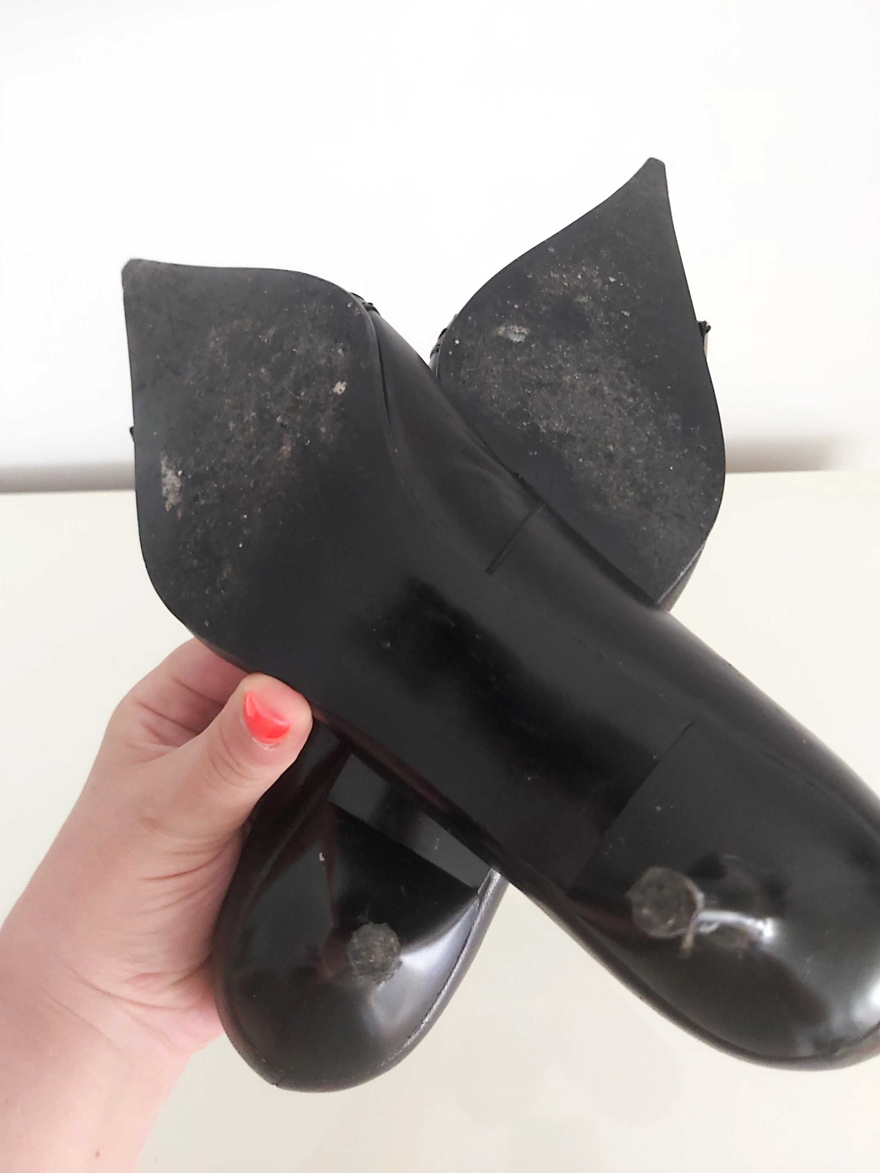 Sapatos Stilletos em preto com tachas