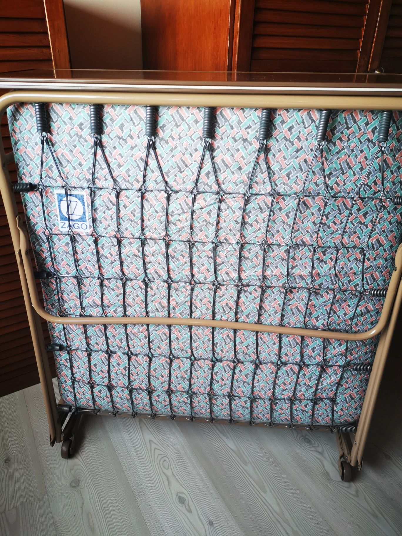 Cama dobrável solteiro com móvel feito  à medida em pinho