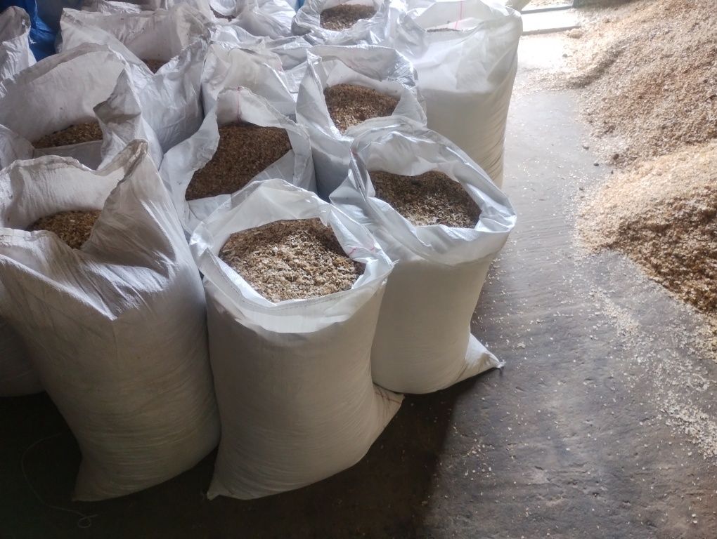 Trociny, zrebki, wióry suche z pod pilo-luparki w workach