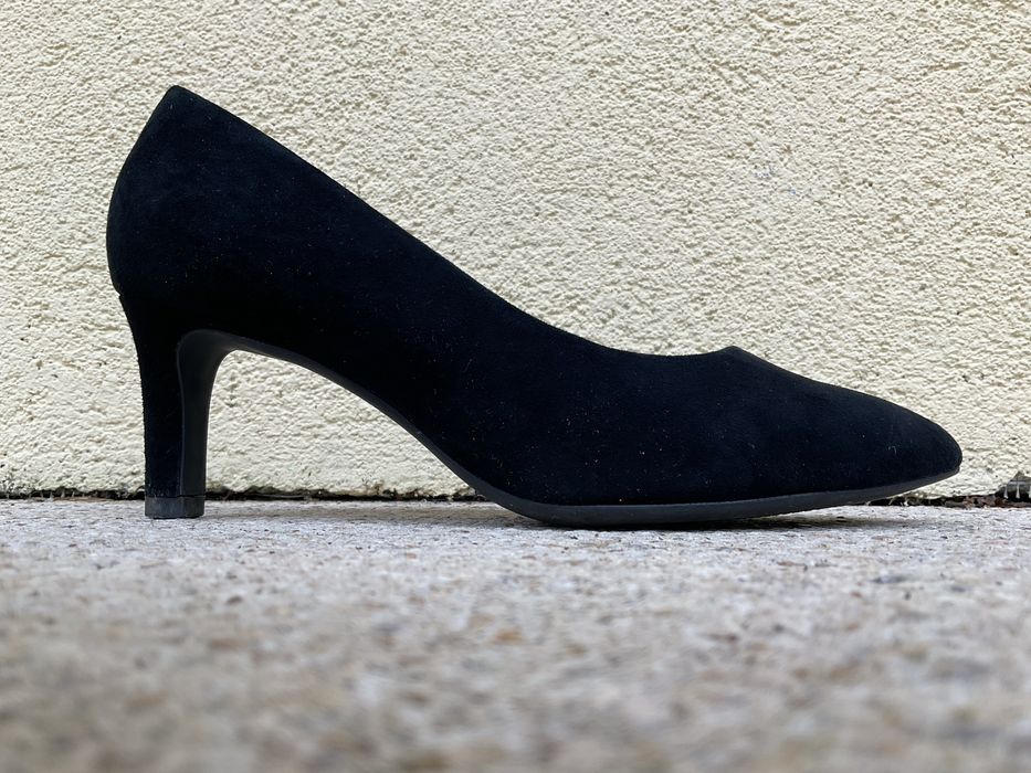 Buty, szpilki CLARKS - r 36, czarne, zamsz, stan BDB, OKAZJA