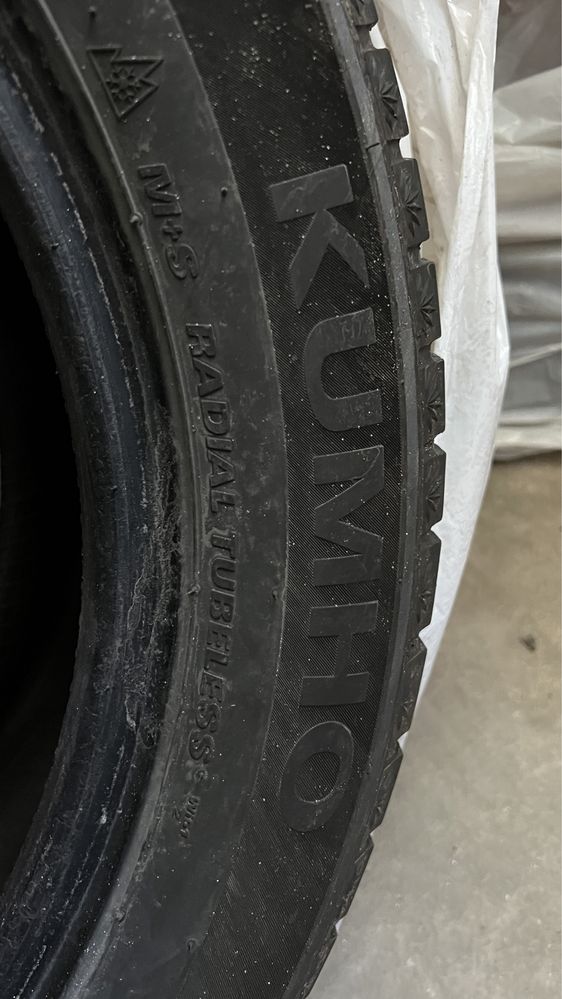 Продам зимову гуму KUMHO 225/55 R17 2021 року