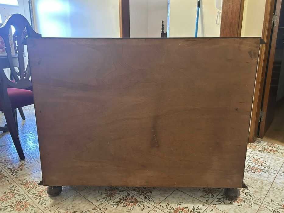 Uma cómoda et duas mesas de cabeceiras