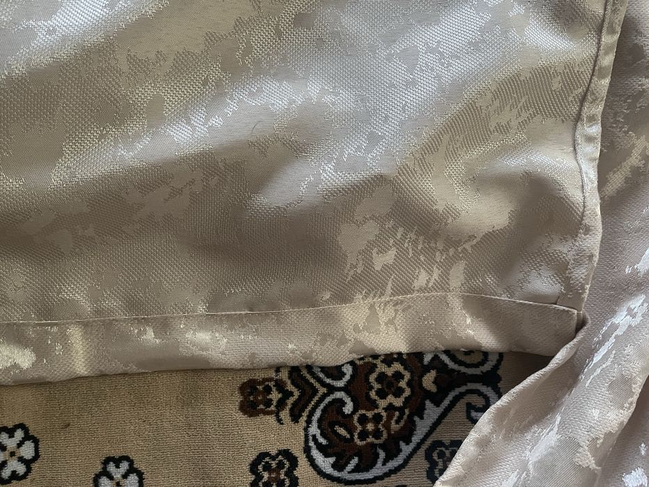 Штори нові підшиті.