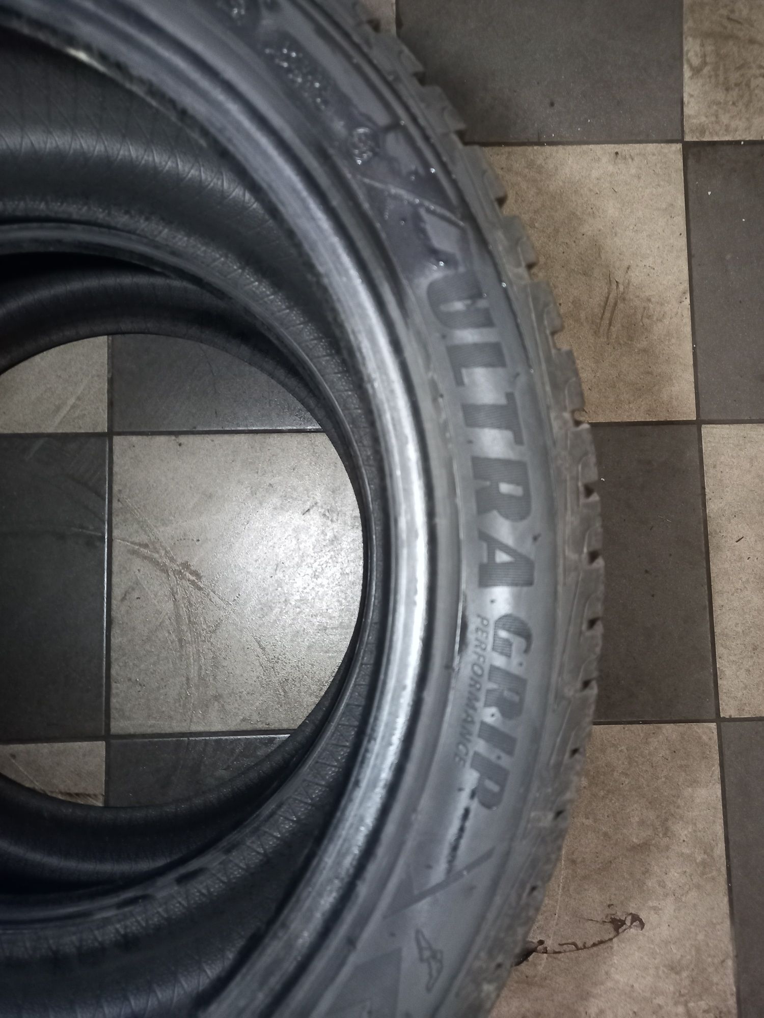 Opony zimowe GoodYear ultra grip 245x40x18 6mm 98V zima