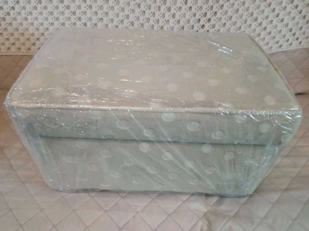 BANQUETA Estofada em Tecido Aveludado Creme (50X30X35) Nova