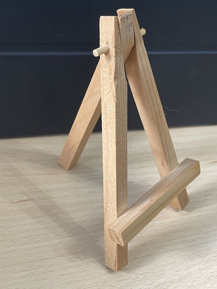 dwie mini sztalugi drewniane