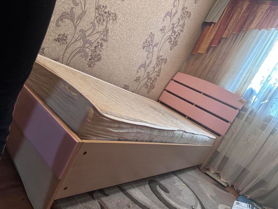 Продам меблі у спальню для дівчинки — чудовий стан!