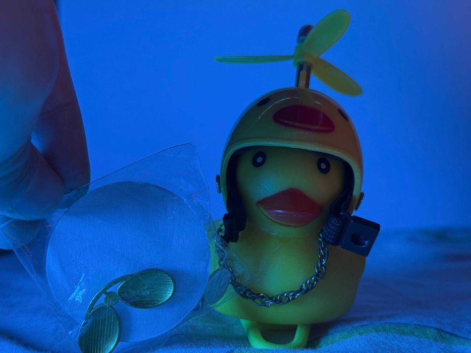 Утка с шлемом с пропеллером — аксессуар на велосипед/авто