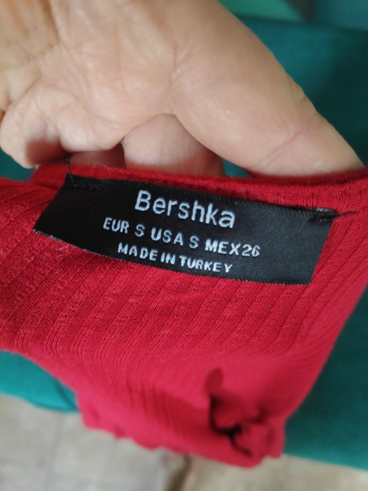 Prążkowane czerwone body Bershka S ozdobne guziki