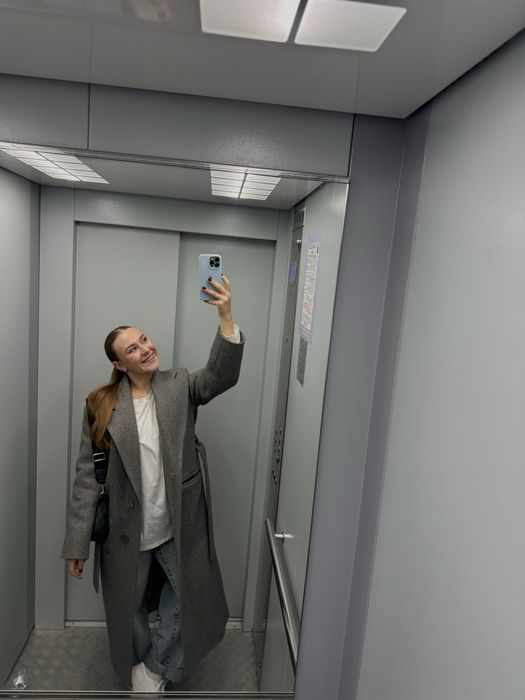 Сіре пальто українського виробника