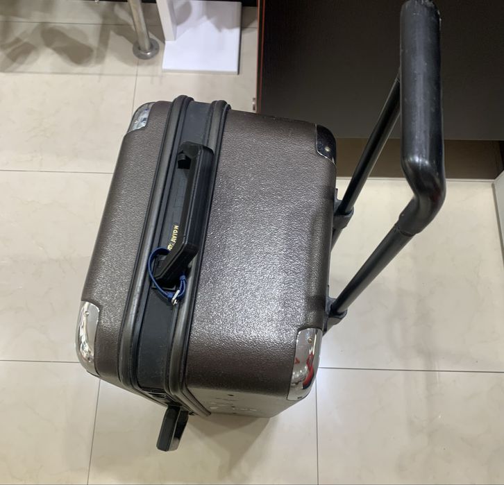 Mala para transportar sapatos com divisórias reguláveis