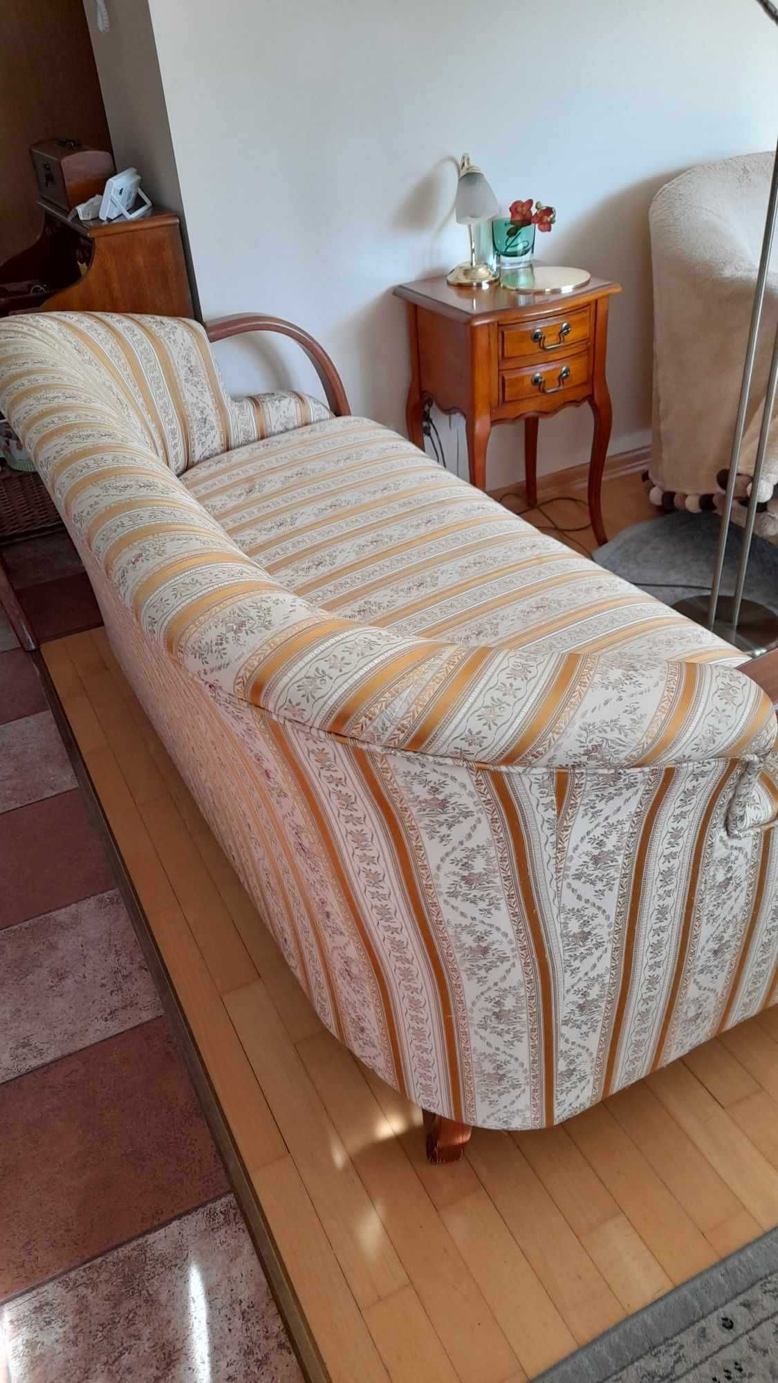 Sofa i fotel, stylizowane, używane, w bardzo dobrym stanie.